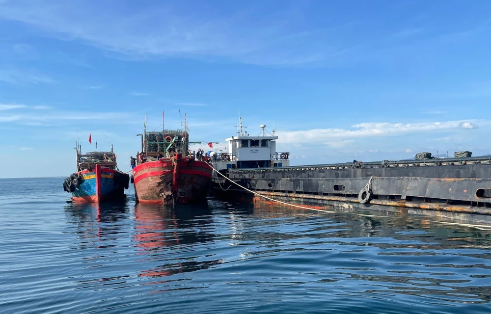 Tàu QB-91378TS và tàu Việt Trung 68 lai dắt tàu cá QB-91886TS vào bờ. Ảnh: H.N Cứu 8 ngư dân sau vụ va chạm giữa tàu cá với tàu hàng hải