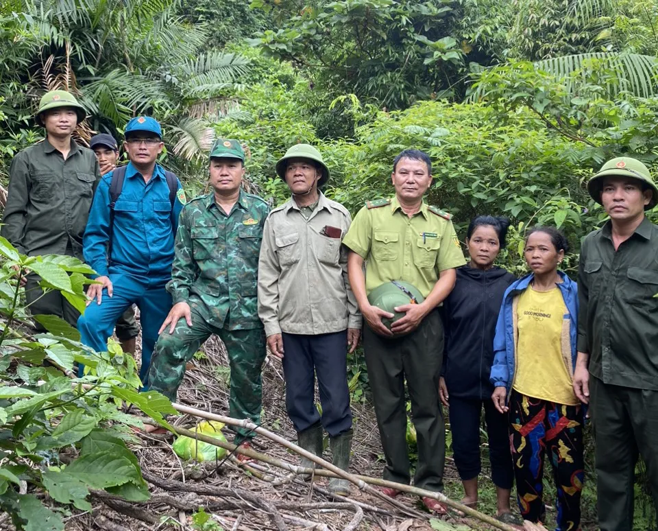 Kiểm lâm cùng người dân và biên phòng vào khu vực rừng nghi có hổ. Ảnh: CTV Kiểm lâm cùng người dân và biên phòng vào khu vực rừng nghi có hổ