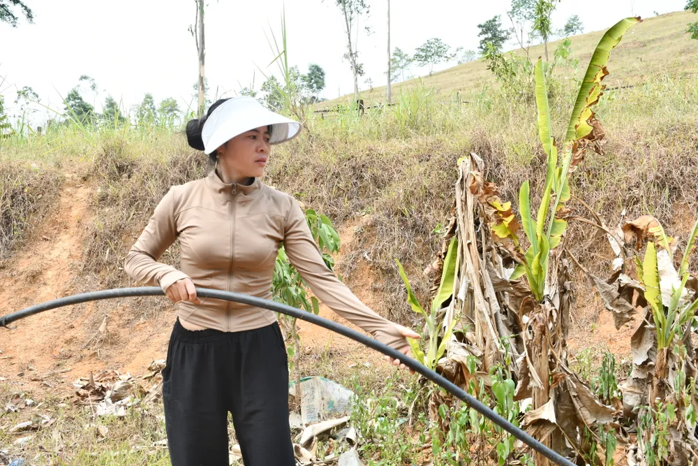 Nhiều hộ dân đầu tư lắp đặt đường ống để lấy nước sinh hoạt. Ảnh: CTV DSC_1070.JPG