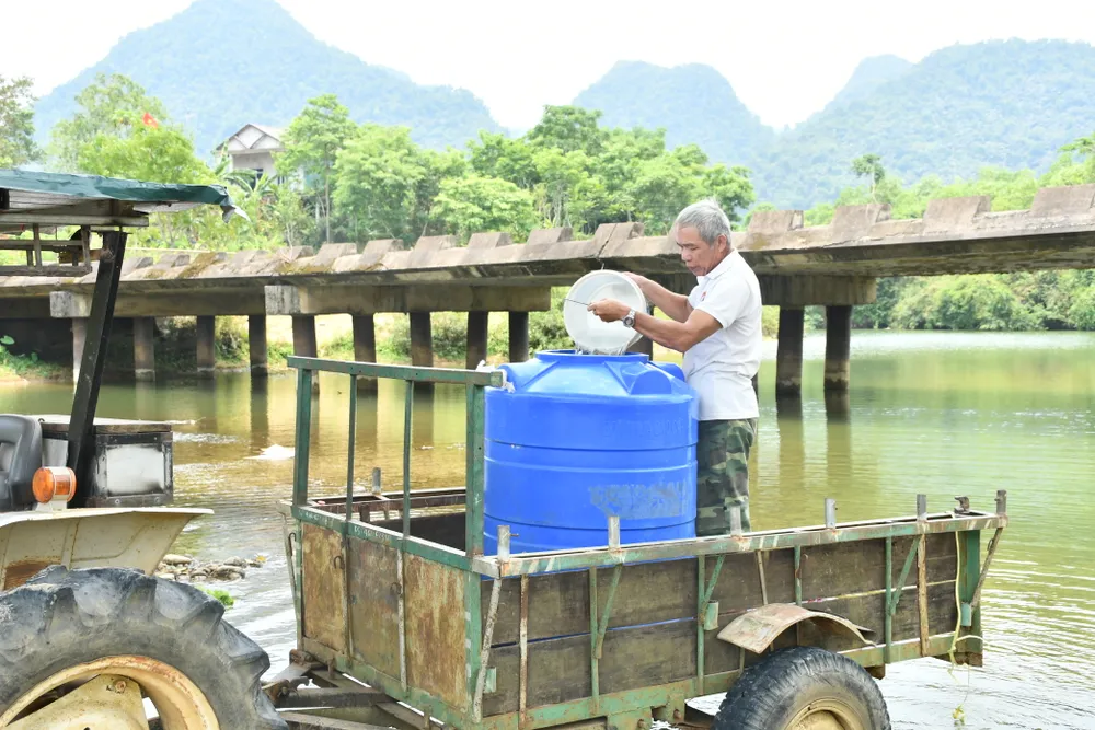 Người dân tranh thủ lấy nước ở khe, suối, sông để tích trữ khi mực nước dâng lên. Ảnh: CTV. DSC_1199.JPG