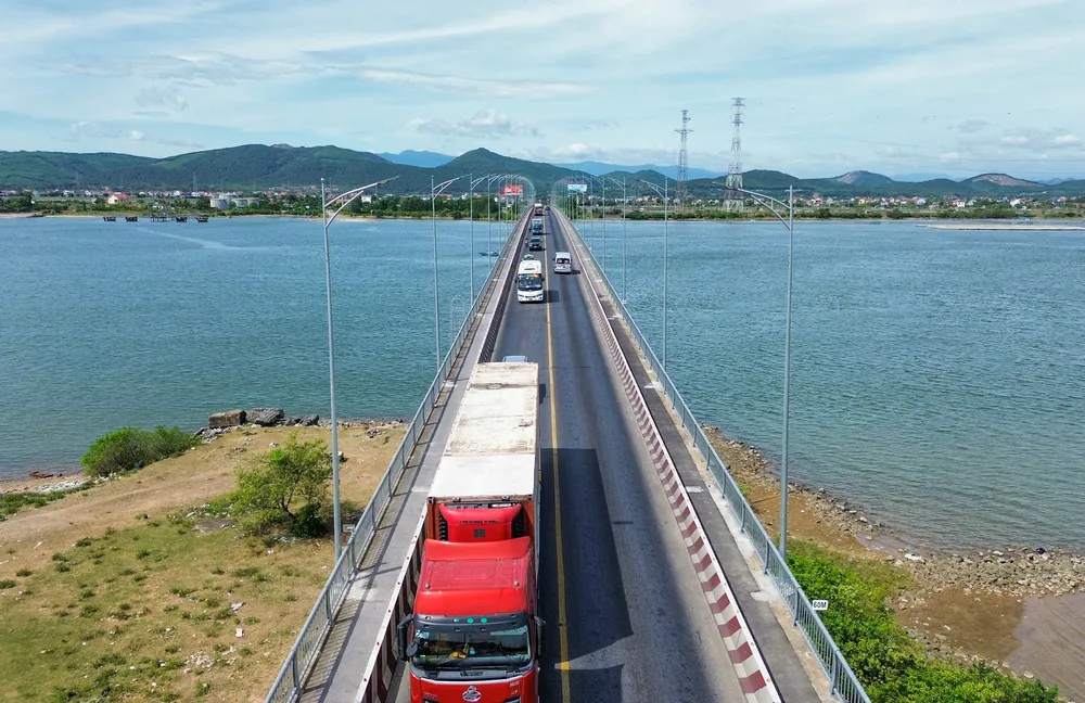 Giai-quyet-cac-diem-nghen-giao-thong-tren-tuyen-Quoc-lo-1A (2).jpg