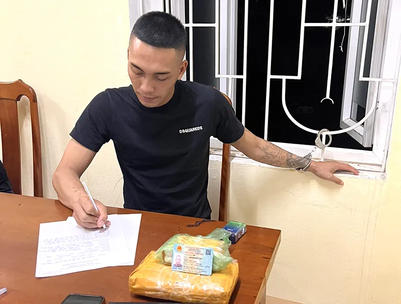 Khi đang vận chuyển ma túy từ Quảng Trị về Quảng Bình, Minh bất ngờ bị lực lượng công an đón lõng, bắt quả tang. Ảnh: CA Công an tóm gọn kẻ vận chuyển ma túy từ Quảng Trị ra Quảng Bình