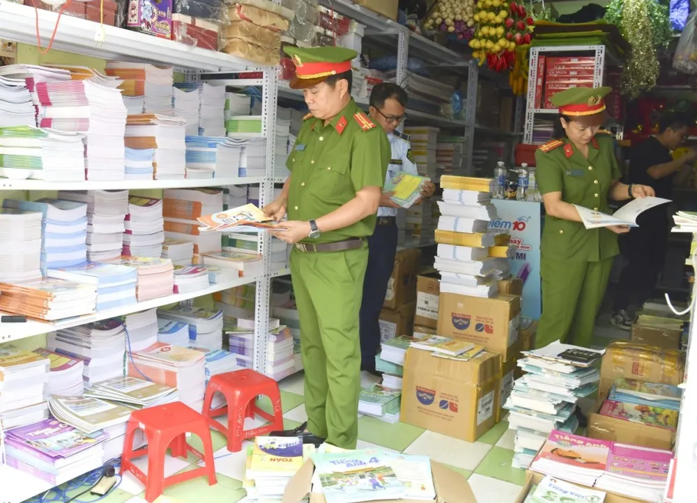 Qua kiểm tra, lực lượng chức năng phát hiện hai cửa hàng văn phòng phẩm bày bán gần 2.000 đầu sách vở giả. Ảnh: CA Quảng Bình: Hai cửa hàng văn phòng phẩm bày bán gần 2.000 đầu sách vở giả