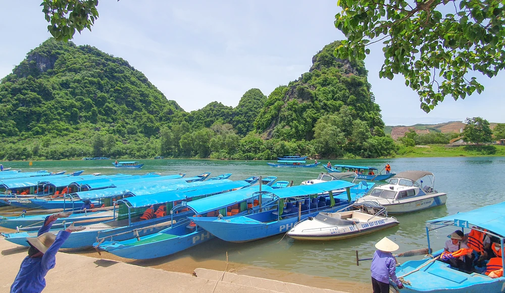 Phút nghỉ ngơi của đội thuyền du lịch trong lúc chờ du khách tham quan hang động. Ảnh: B.T 1.jpg