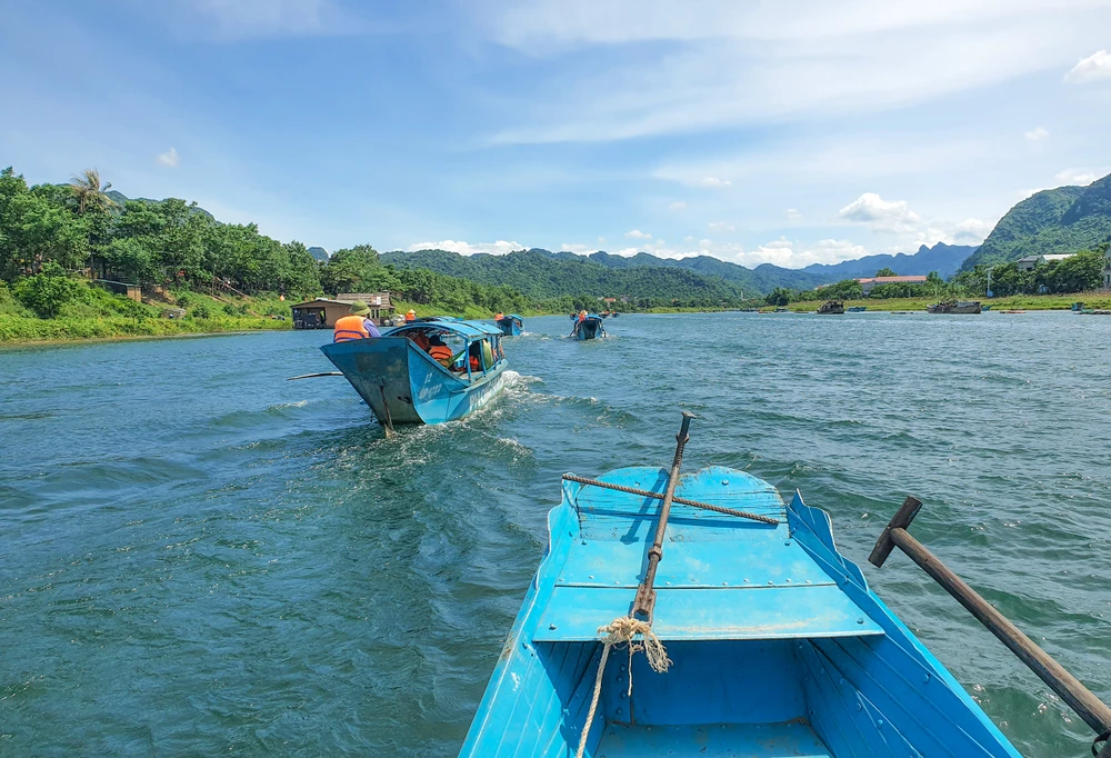 Để vào tham quan động Phong Nha, du khách phải di chuyển bằng thuyền máy ngược dòng sông Son với chiều dài khoảng 5 km. Ảnh: B.T 3.jpg
