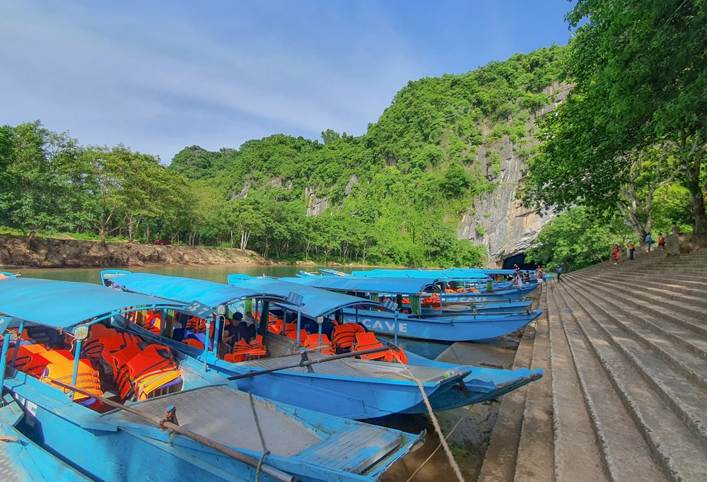 Hình ảnh đội thuyền chờ du khách tham quan trước cửa động Phong Nha. Ảnh: B.T 4.jpg