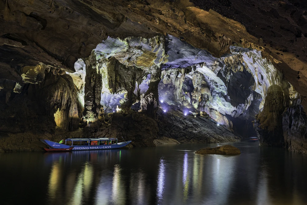 Vẻ đẹp huyền bí bên trong động Phong Nha. Ảnh: B.T 8.jpg