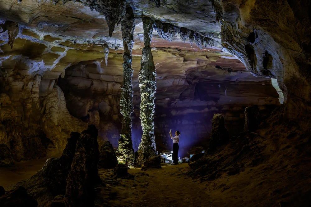 Các thạch nhũ trong động trải qua hàng triệu năm kiến tạo từ đá vôi dạng karst, bị nước mưa thẩm thấu, hòa tan và chảy xuống vô cùng lạ mắt. Ảnh: B.T 9.jpg