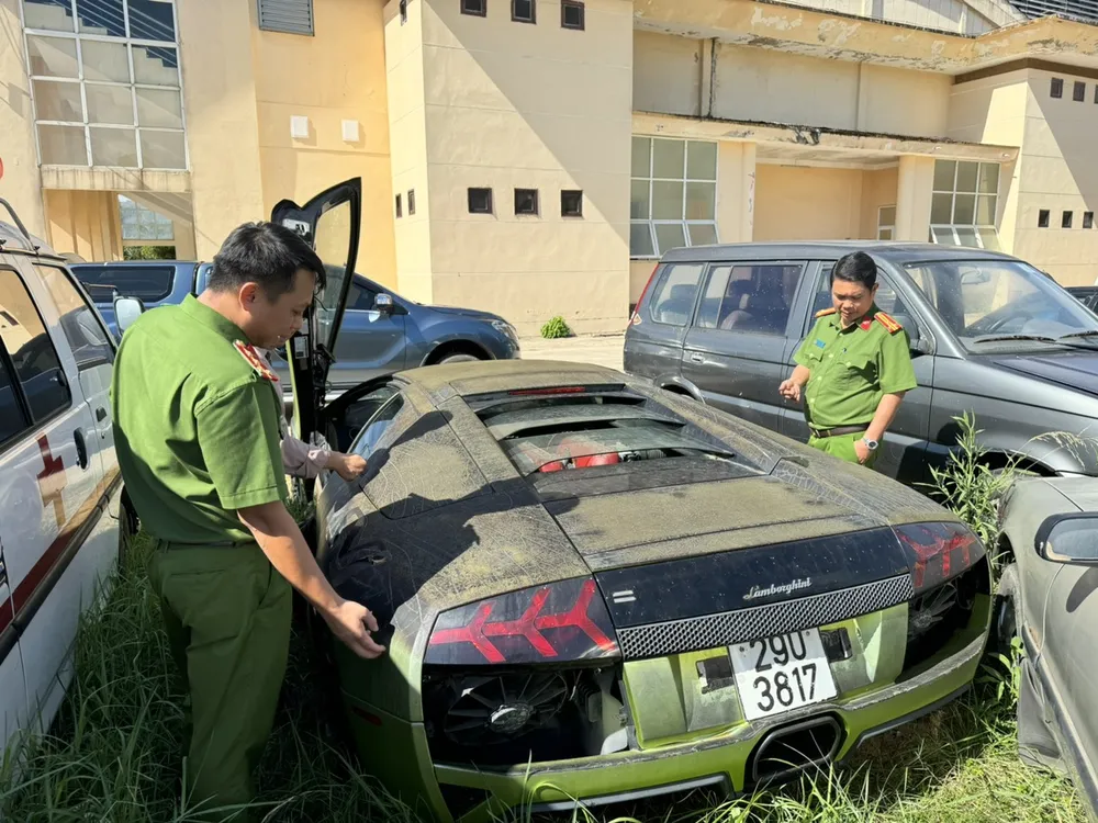 Xe ô tô Lamborghini màu xanh cốm mang BKS 29U-3817, đã qua sử dụng. Ảnh: CTV Quảng Bình: Tiêu huỷ xe ô tô Lamborghini và Mercedes-Benz G63
