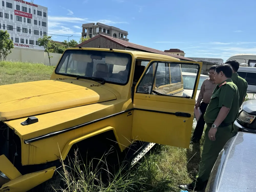 Xe ô tô Lamborghini và Mercedes-Benz G63 bị tiêu huỷ là tang vật trong vụ vận chuyển hàng hóa nhập lậu được lực lượng chức năng Quảng Bình triệt phá. Ảnh: CTV z5620324130196_3fc20aeab46ac7266cae47ac278aaf4e.jpg