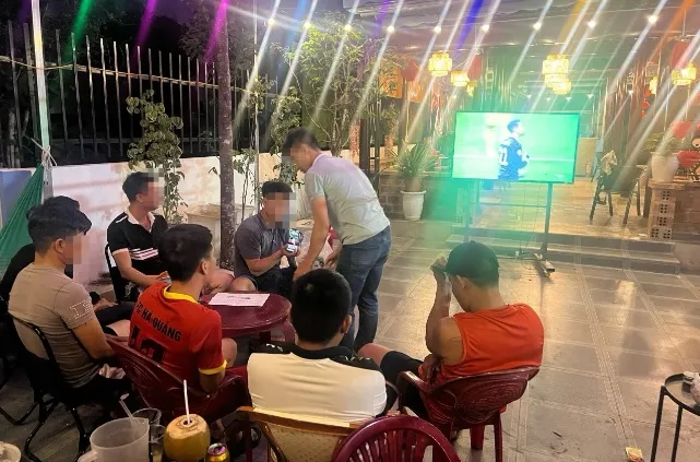 Hiện vụ việc đang tiếp tục được điều tra, mở rộng. Ảnh: CA Cá độ bóng đá mùa Euro, 8 người ở Quảng Bình bị khởi tố