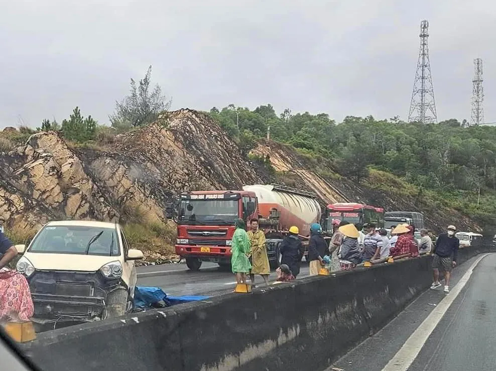 Tai nạn giao thông trên đèo Lý Hòa khiến 1 người đàn ông tử vong. Ảnh: CTV Quảng Bình: Tai nạn giao thông trên đèo Lý Hòa khiến 1 người tử vong