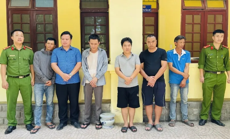 Nhóm người bị tạm giữ do liên quan trong đường dây đánh bạc và tổ chức đánh bạc trên Bong88. Ảnh: CA Công an 4 tỉnh phối hợp triệt phá đường dây đánh bạc trên Bong88