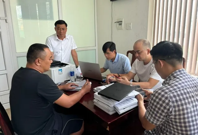 Đại tá Lê Văn Hóa, Phó Giám đốc Công an tỉnh Quảng Bình (áo sơ mi trắng) trực tiếp chỉ đạo chuyên án đánh bạc trên Bong88. Ảnh: CA Untitled.jpg