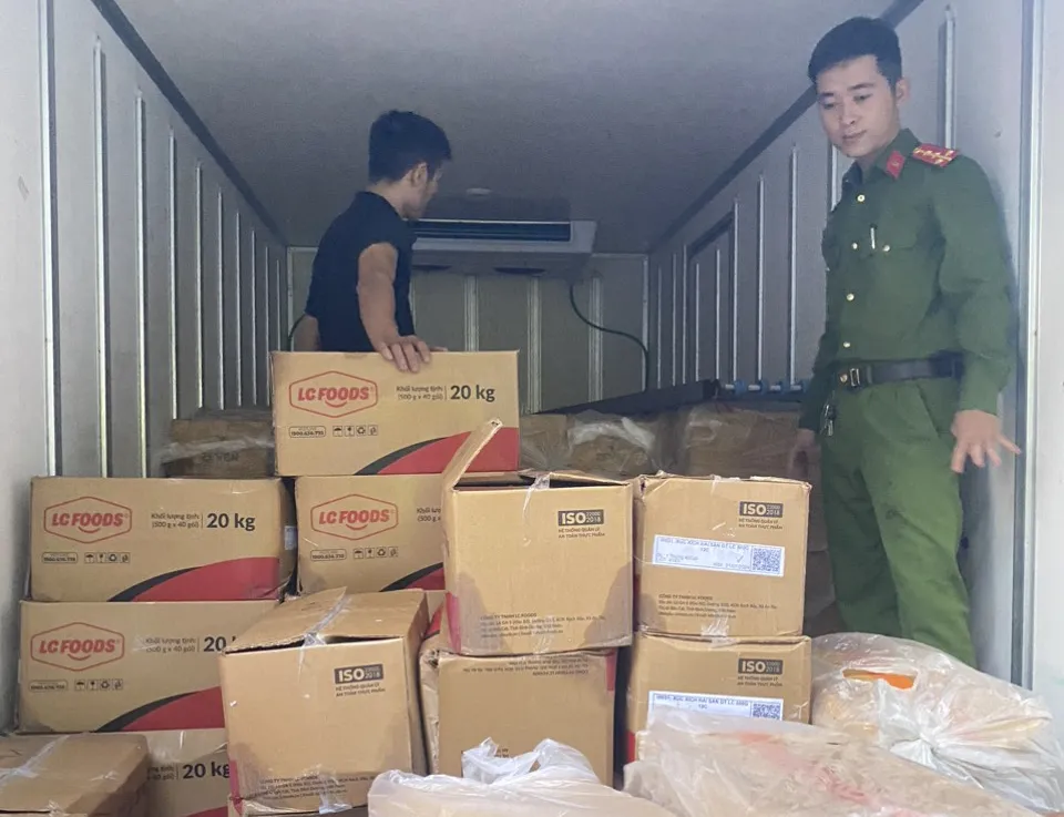 Xe tải chở gần 3 tấn mề gà không rõ nguồn gốc bị bắt khi đi qua Quảng Bình. Ảnh: CA Xe tải chở gần 3 tấn mề gà không rõ nguồn gốc bị bắt khi đi qua Quảng Bình
