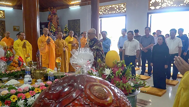 Lãnh đạo tỉnh Quảng Bình cùng tăng ni, phật tử dâng hương tưởng nhớ Tổng Bí thư Nguyễn Phú Trọng. Ảnh: N.M Theo ghi nhận, để bày tỏ lòng kính trọng, tiếc thương vô hạn trước sự ra đi của Tổng Bí thư Nguyễn Phú Trọng, Ban Trị sự Giáo hội Phật giáo Việt Nam tỉnh Quảng Bình đã tổ chức lễ kỳ siêu, dâng hương tưởng niệm trước di ảnh của Tổng Bí thư. Các lãnh đạo trong Thường trực Tỉnh uỷ Quảng Bình, Ban Thường vụ Tỉnh uỷ, Ban chấp hành Đảng Bộ tỉnh cùng đông đảo lãnh đạo các sở, ngành, địa phương đã đến tham dự lễ kỳ siêu, thắp hương tưởng nhớ Tổng Bí thư Nguyễn Phú Trọng.