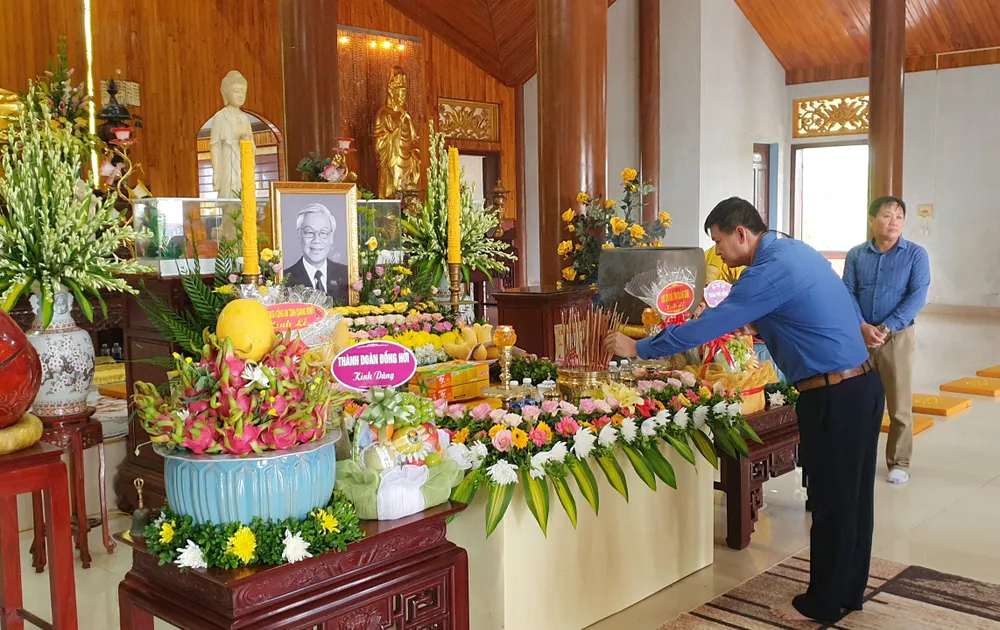 Người dân Quảng Bình lần lượt dâng hương, bày tỏ lòng thành kính trước di ảnh Tổng Bí thư Nguyễn Phú Trọng tại chùa Đại Giác. Ảnh: B.T Dong-dao-nguoi-dan-Quang-Binh-thanh-kinh-dang-huong-Tong-Bi-thu-Nguyen-Phu-Trong-tai-chua-Dai-Giac.jpg