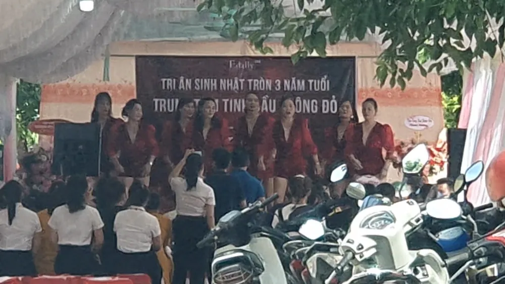 Một cơ sở kinh doanh chặn đường tổ chức sinh nhật gây phản cảm trên địa bàn huyện Lệ Thủy. Ảnh: B.T Tham mưu xử phạt cơ sở kinh doanh chặn đường tổ chức sinh nhật ở Quảng Bình