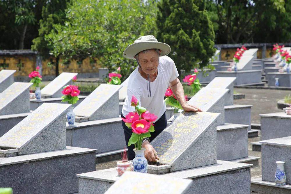 Suốt gần 35 năm qua, cựu chiến binh Lê Văn Cư vẫn ngày ngày chăm sóc từng phần mộ liệt sĩ như những người thân trong gia đình. Ảnh: B.T Nguoi-cuu-binh-gan-35-nam-cham-soc-mo-liet-si-hi-sinh-tren-tuyen-lua-Truong-Son.JPG