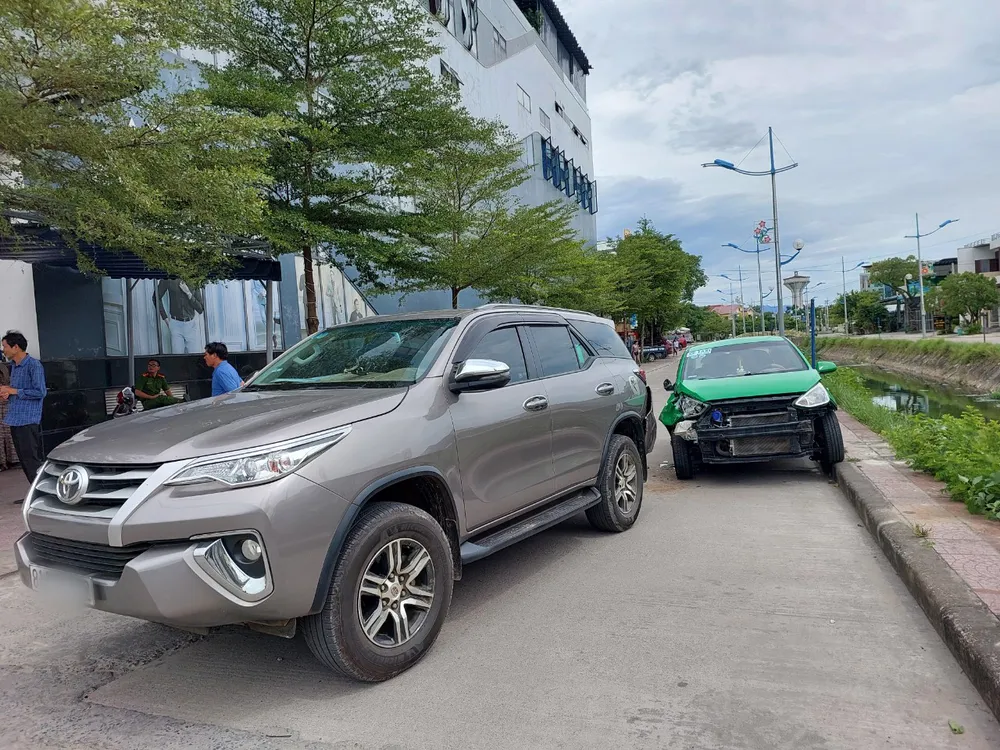 Chiếc xe taxi sau khi đâm vào đuôi xe ô tô BKS 81A-209XX mới chịu dừng lại. Ảnh: CTV Xe-taxi-dien-lien-tiep-gay-3-vu-tai-nan-khien-6-nguoi-nhap-vien (2).jpg