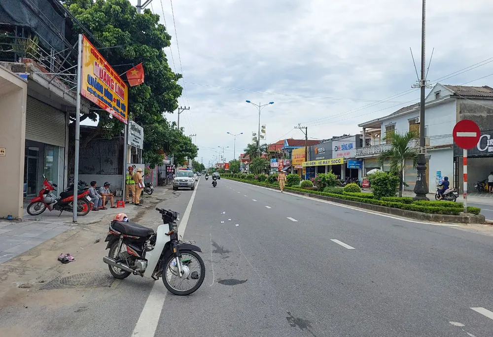 Xe ‘taxi điên' liên tiếp gây 3 vụ tai nạn trên tuyến Quốc lộ 12A khiến 6 người nhập viện Ảnh: CTV Xe ‘taxi điên' liên tiếp gây 3 vụ tai nạn khiến 6 người nhập viện