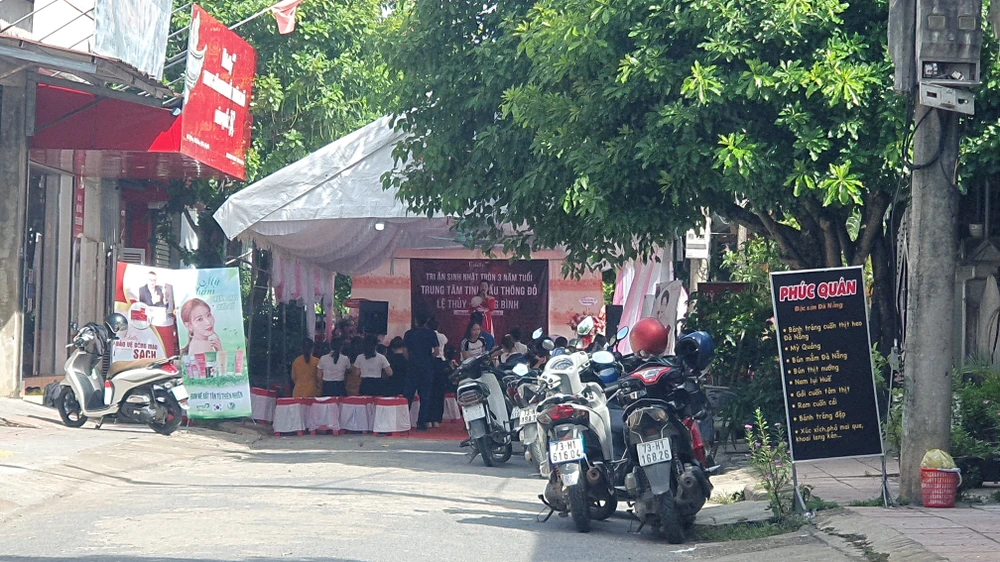 Cơ sở trung tâm tinh dầu thông đỏ tại thị trấn Kiến Giang vừa bị xử phạt 5 triệu đồng. Ảnh: B.THIÊN Xử phạt 5 triệu đồng cơ sở kinh doanh chặn đường tổ chức sinh nhật ở Quảng Bình