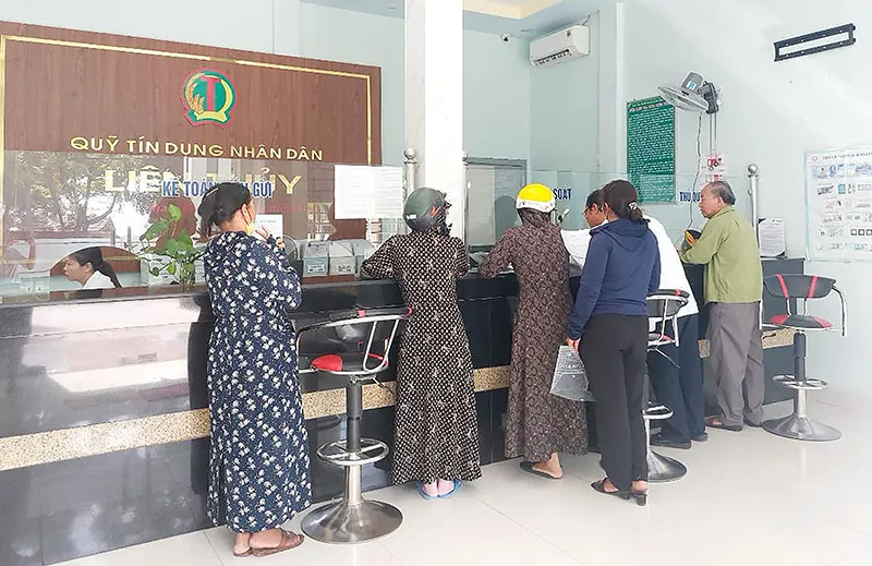 Người phụ nữ suýt chuyển hơn 90 triệu đồng tiền tiết kiệm cho kẻ lừa đảo. Ảnh: HL Người phụ nữ suýt chuyển hơn 90 triệu đồng tiền tiết kiệm cho kẻ lừa đảo