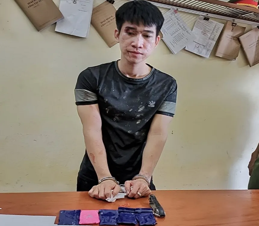 Khi đang ôm thùng xốp chứa ma túy bên đường, Nam đã bị công an kiểm tra và bắt quả tang. Ảnh: CA Đang ôm thùng xốp chứa ma túy đứng bên đường thì bất ngờ bị công an kiểm tra