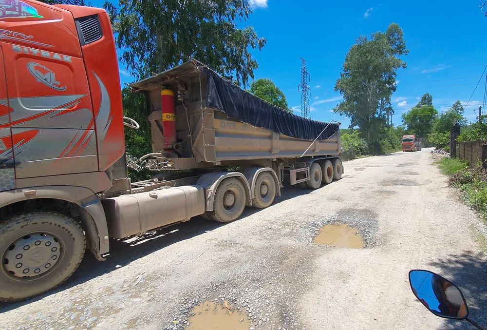 Tuyến đường cấp 4 dài hơn 7km đi qua hai xã Trường Xuân và xã An Ninh, huyện Quảng Ninh phải ‘oằn mình’ gánh hàng trăm lượt xe hạng nặng mỗi ngày. Ảnh: B.THIÊN Đường cấp 4 ‘oằn mình’ gánh hàng trăm lượt xe hạng nặng mỗi ngày