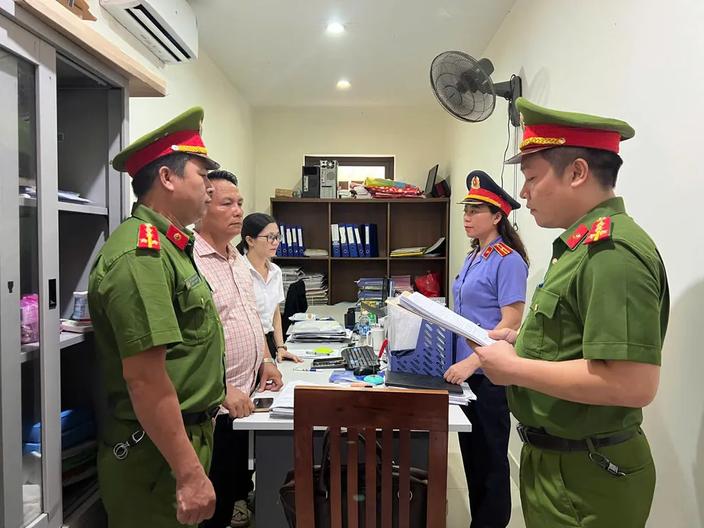 Giám đốc Công ty TNHH thương mại và dịch vụ Hải Cường (áo ca rô hồng) vừa bị khởi tố vì trốn thuế. Ảnh: T.TUẤN Giám đốc Công ty TNHH thương mại và dịch vụ Hải Cường vừa bị khởi tố vì trốn thuế