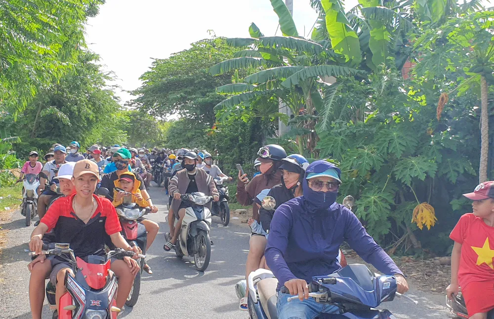 Đông đảo người dân đi dọc hai bên bờ Kiến Giang để cổ vũ cho các thuyền bơi đang tập luyện. Ảnh: B.THIÊN 4.jpg