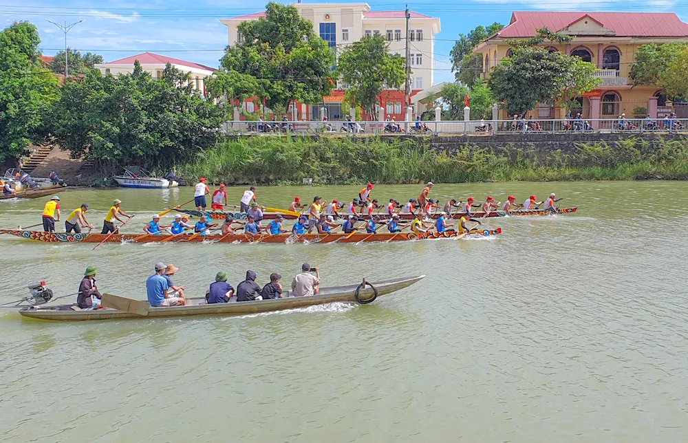 Các thuyền bơi nam tích cực cọ xát trong quá trình tập luyện chuẩn bị cho ngày thi đấu chính thức. Ảnh: B.THIÊN 5.jpg