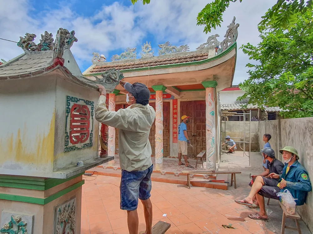 Con cháu họ Hoàng Đình cùng nhau dọn dẹp, sơn sửa lại nhà thờ họ tộc đón Tết Độc lập . Ảnh: B.THIÊN Khong-khi-chuan-bi-Tet-Doc-lap-tren-que-huong-Dai-tuong-Vo-Nguyen-Giap (3).jpg