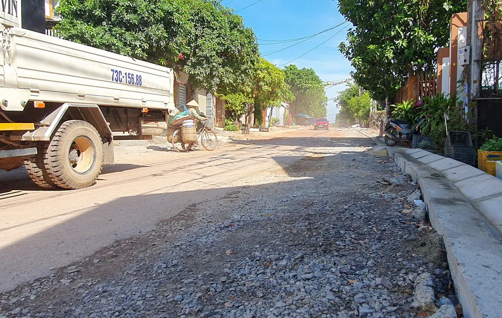 Nhiều tuyến đường tại TP Đồng Hới thi công nham nhở vì hụt vốn. Ảnh: B.THIÊN Nhiều tuyến đường tại TP Đồng Hới thi công ì ạch, nham nhở vì ‘hụt’ vốn