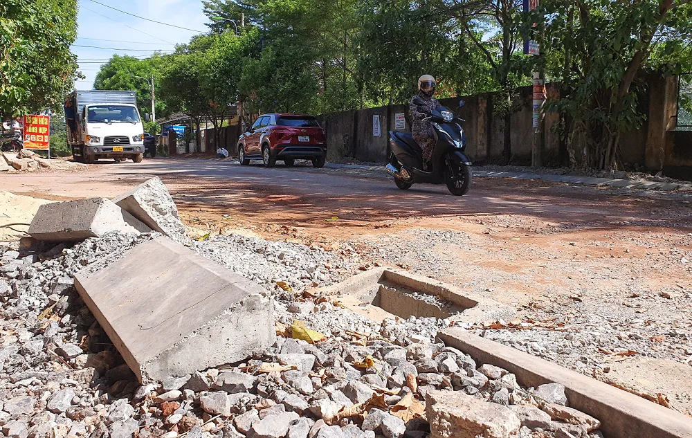 Mặt đường tuyến đường Nguyễn Hữu Dật bị cày xới dang dở suốt gần một năm qua gây bức xúc cho người dân. Ảnh: B.THIÊN Nhieu-tuyen-duong-tai-TP-Dong-Hoi-thi-cong-i-ach-nham-nho-vi-hut-von.jpg