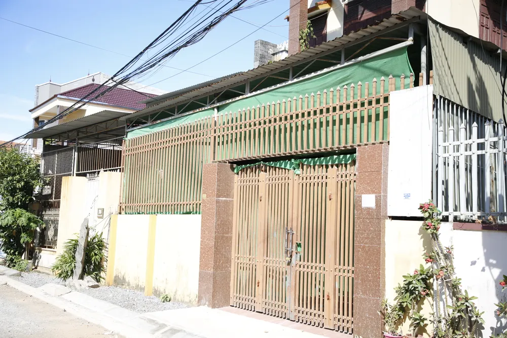 Nhiều nhà dân sống dọc trục đường Trần Quang Diệu phải giăng lưới chắn bụi bay vào nhà. Ảnh: B.THIÊN _Q2A4567.JPG