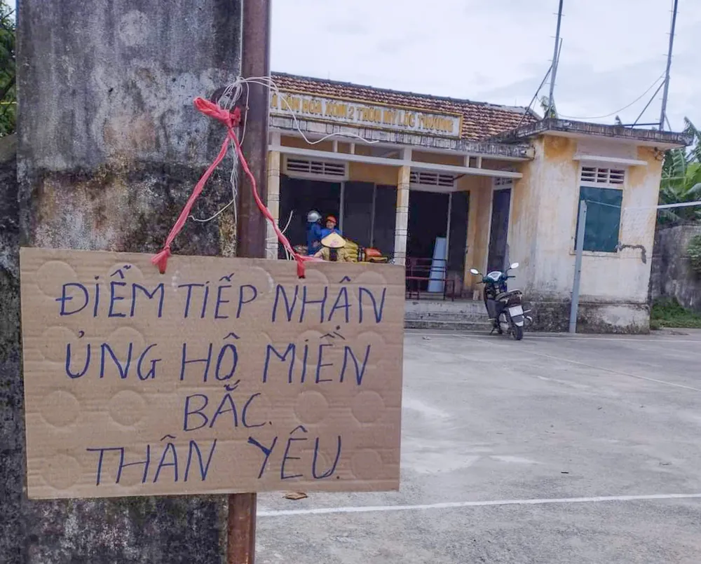 Người dân Quảng Bình đưa thuyền máy, ca nô và nhu yếu phẩm hỗ trợ miền Bắc