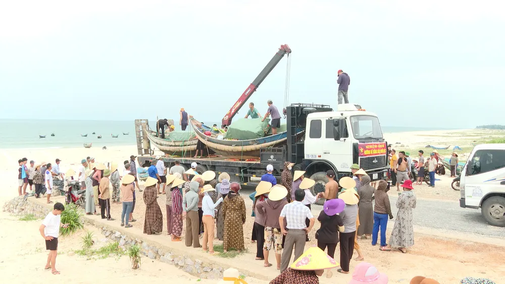 Nguoi-dan-quang-binh-dua-thuyen-may-ca-no-ho-tro-mien-Bac (3).jpg