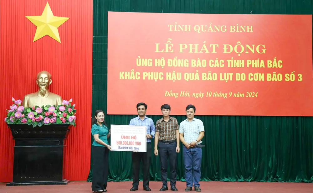 Một số đơn vị doanh nghiệp ủng hộ số tiền hàng trăm triệu đồng cho người dân các tỉnh phía Bắc. Ảnh: B.T z5816785538006_453b255320a60a54578de7f378591886.jpg