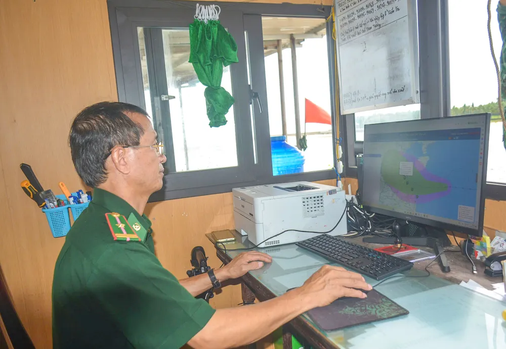 Lực lượng Bộ đội biên phòng Quảng Bình theo dõi tình hình thời tiết và hướng đi của áp thấp nhiệt đới để chủ động ứng phó. Ảnh: B.THIÊN z5842342280763_f17302467f73036ad7ce5887eb0fa642.jpg
