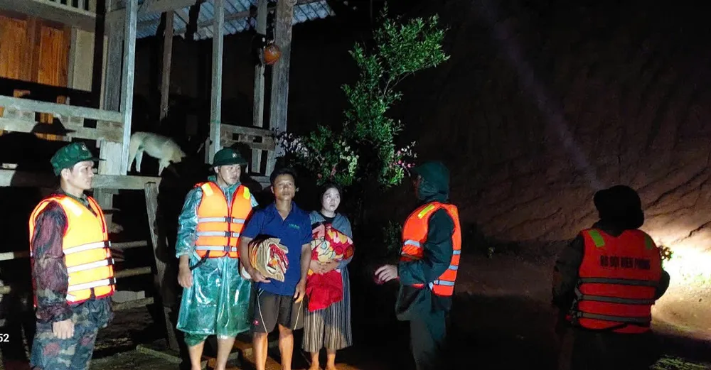 Các lực lượng tổ chức di dời người dân trong vùng có nguy cơ sạt lở đến nơi an toàn. Ảnh: CTV Di dời 506 người dân ở biên giới Quảng Bình ra khỏi vùng nguy cơ sạt lở