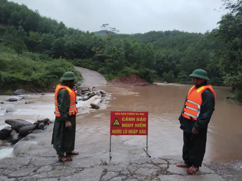 Một số khu vực biên giới ở huyện Minh Hoá, tỉnh Quảng Bình ngập sâu gây chia cắt. Ảnh: B.T Quang-Binh-nhieu-khu-vuc-bien-gioi-bi-chia-cat.jpg