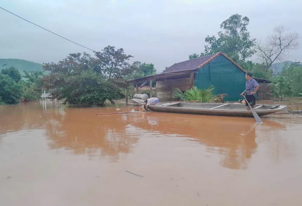 Mưa lớn kéo dài cũng khiến nhiều nhà dân tại huyện Tuyên Hoá ngập sâu trong lũ. Ảnh: CTV Mưa lớn kéo dài cũng khiến nhiều nhà dân tại huyện Tuyên Hoá ngập sâu trong lũ. Ảnh: CTV