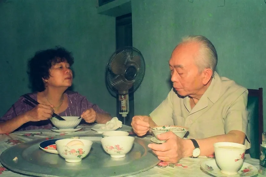 Cuộc sống đời thường của bà Đặng Bích Hà và Đại tướng Võ Nguyên Giáp vào một buổi sáng tháng 10-1994. Ảnh: Đại tá Trần Hồng 38.jpg