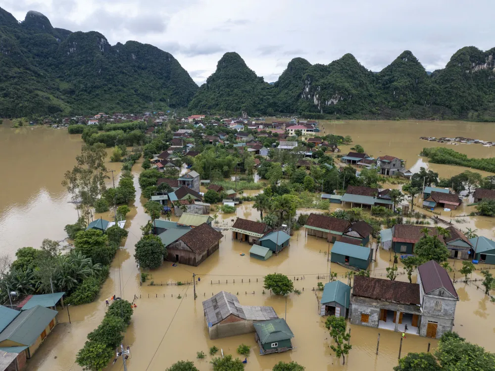 Nước đã bắt đầu rút ở khu vực ngập lụt xã Tân Hoá, huyện Minh Hoá, tỉnh Quảng Bình. Ảnh: Oxalis z5851791712216_98123518149953faddac33956248795c.jpg