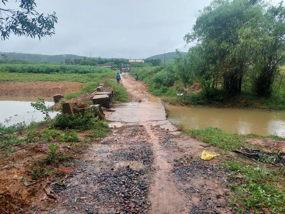 Khu vực khe nước nơi cháu T. không may rơi xuống và tử vong thương tâm. Ảnh: M.P Rơi xuống khe nước trước nhà, nữ học sinh lớp 6 tử vong thương tâm