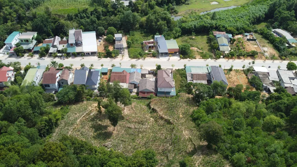 Nhiều hộ dân tại thị trấn Quy Đạt ‘thấp thỏm’ nằm dưới khu vực đồi có nguy cơ cao sạt lở. Ảnh: T.H 40 hộ dân ở Quảng Bình ‘thấp thỏm’ nằm dưới khu đồi có nguy cơ cao sạt lở