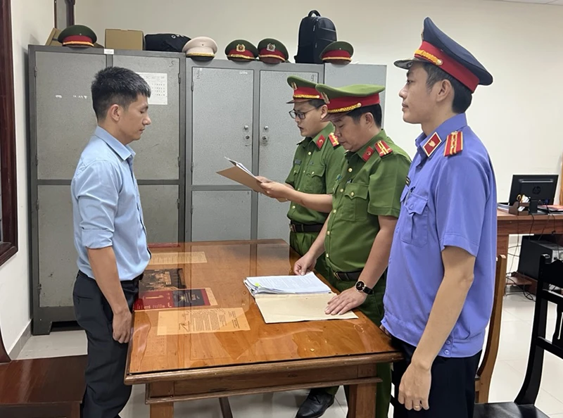 Trần Lê Trung thời điểm bị các cơ quan chức năng tống đạt quyết định khởi tố. Ảnh: CA Pho-Giam-doc-Trung-tam-dang-kiem-lanh-an-tu (2).jpg