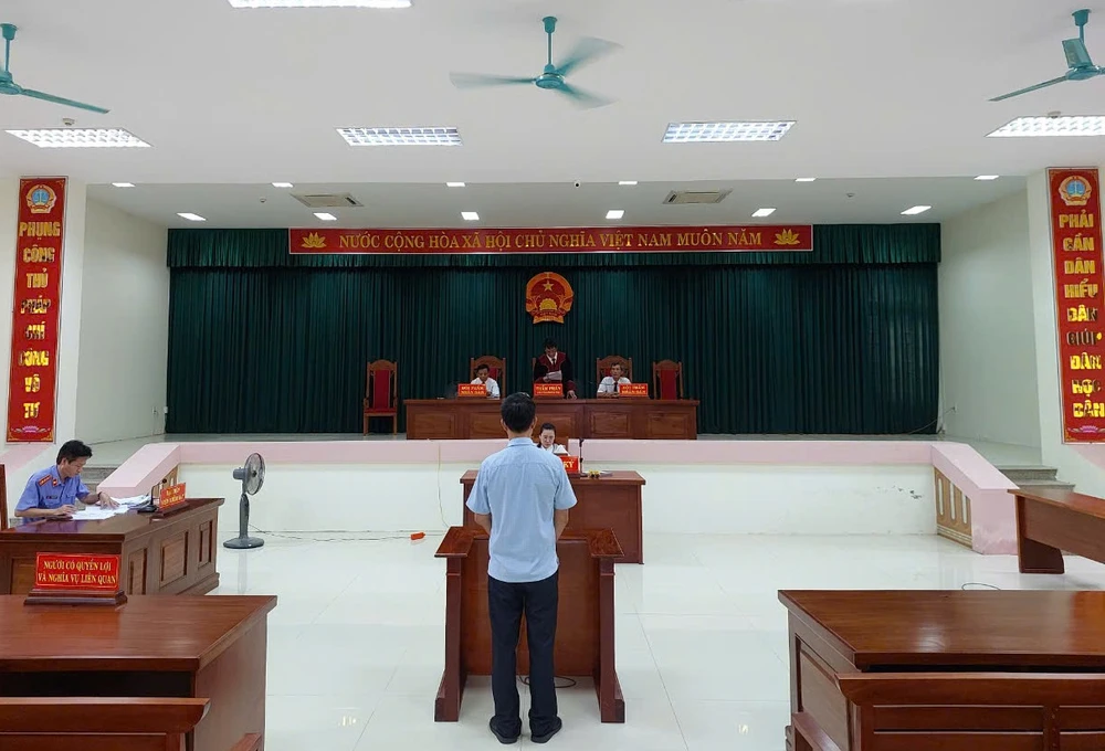 Bị cáo Đặng Thành Chung tại phiên toà. Ảnh: CTV Thêm 2 Phó Giám đốc Trung tâm đăng kiểm ở Quảng Bình lãnh án tù