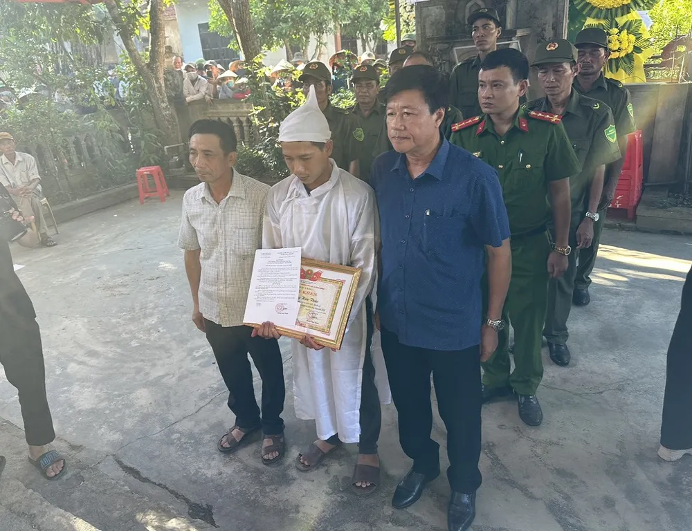 Chính quyền xã Quảng Minh truy tặng giấy khen đối với ông Hoàng Hữu Thão, tổ viên tổ bảo vệ an ninh trật tự thôn Bắc Minh Lệ vì đã có hành động dũng cảm trong thực hiện nhiệm vụ chữa cháy rừng năm 2024. Ảnh: M.T Quảng Bình: Trình hồ sơ đề nghị công nhận liệt sĩ với người đàn ông tử vong khi chữa cháy rừng